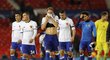 Zklamaní fotbalisté Basileje po porážce na hřišti Manchesteru United