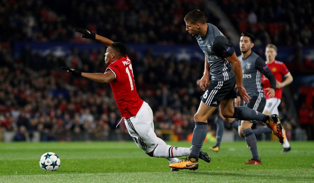 Anthony Martial padá po kontaktu Rubena Diase