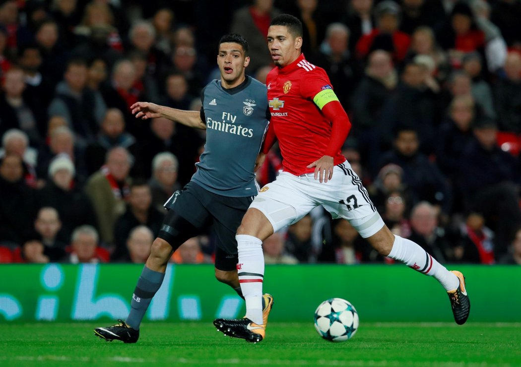 Chris Smalling v souboji s Jimenezem