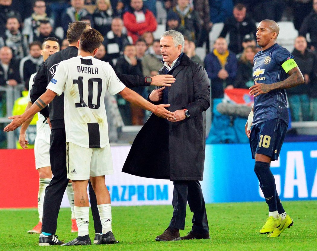 Trenéra Manchesteru United Josého Mourinha po výhře nad Juventusem 2:1 uklidňoval čtvrtý rozhodčí