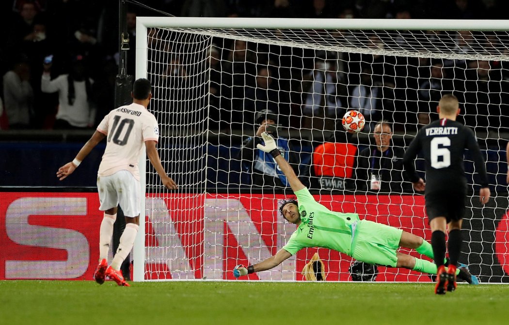 Marcus Rashford proměňuje penaltu do sítě PSG, kterou rozhoduje o postupu Manchesteru United do čtvrtfinále