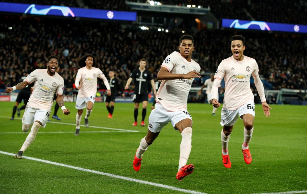 Velká radost Marcuse Rashforda ze třetího gólu Manchesteru United, který znamená postup přes PSG