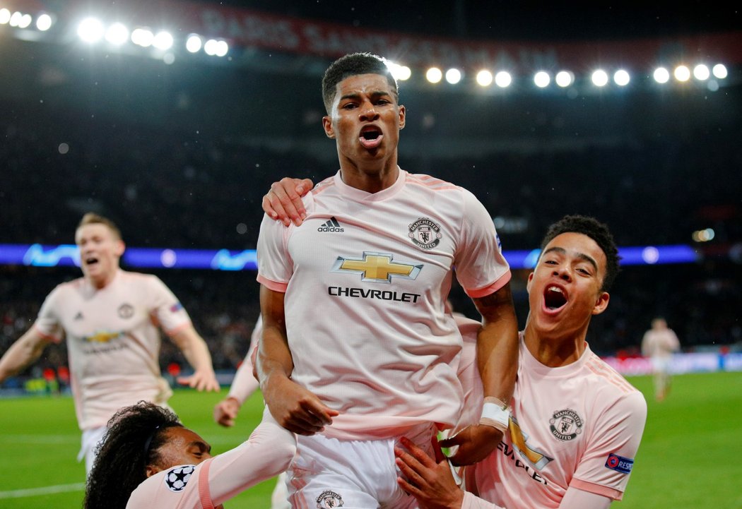 Hráči Manchesteru United slaví postup do čtvrtfinále LM po vítězství 3:1 nad PSG