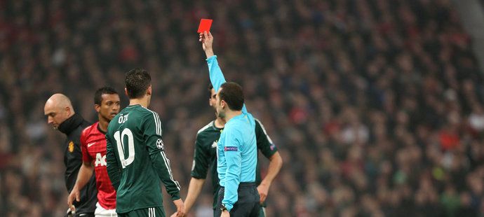 Nani vyfasoval za svůj karatistický kop červenou kartu a musel z placu. Real Madrid pak vyhrál na Old Trafford 2:1