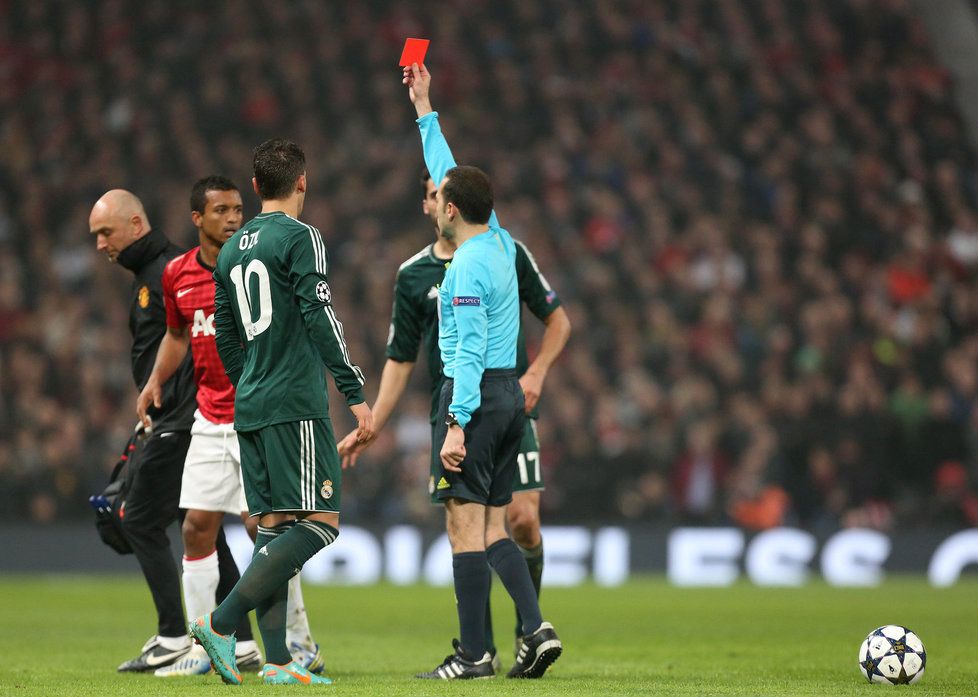 Nani vyfasoval za svůj karatistický kop červenou kartu a musel z placu. Real Madrid pak vyhrál na Old Trafford 2:1