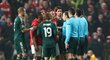 Nani vyfasoval za svůj karatistický kop červenou kartu a musel z placu. Protesty hráčů United byly marné. Real Madrid pak vyhrál na Old Trafford 2:1