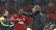 Portugalec Nani odchází po červené kartě z placu v utkání Ligy mistrů mezi Manchesterem United a Realem Madrid. Real vyhrál 2:1 a postoupil. Kouč Jose Mourinho na cestě do kabin poplácal Naniho