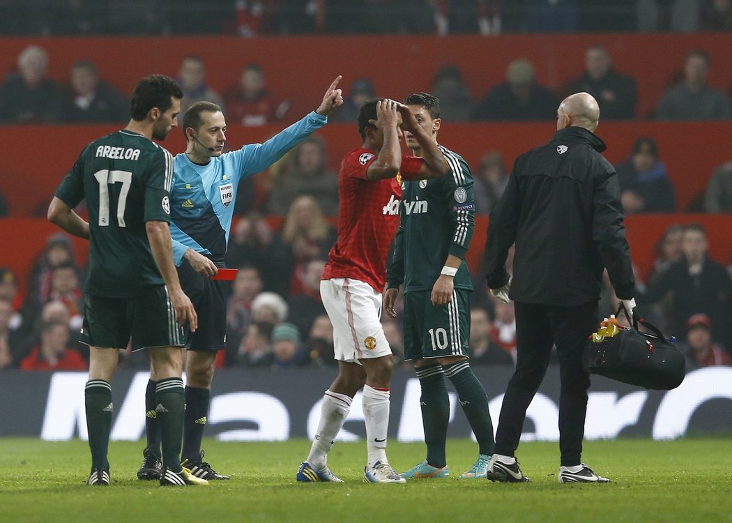 Nani vyfasoval za svůj karatistický kop červenou kartu. Sice se tomu divil, ale musel z placu. Real Madrid pak vyhrál na Old Trafford 2:1