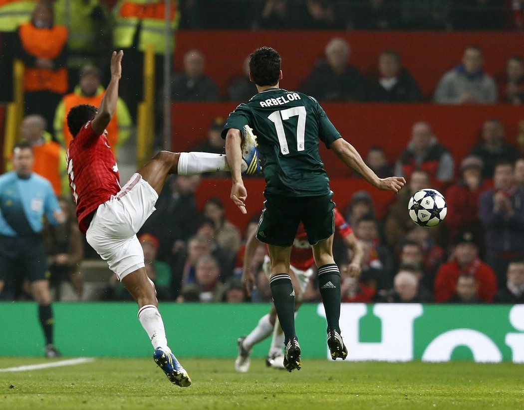 Nani vyfasoval za svůj karatistický kop červenou kartu a musel z placu. Real Madrid pak vyhrál na Old Trafford 2:1