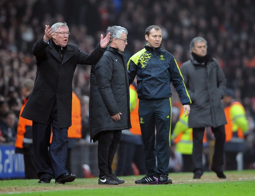 Sir Alex Ferguson se po vyloučení Naniho hodně zlobil a měl co říct sudím. V oslabení Manchester United dostal dva góly a vypadl z Ligy mistrů