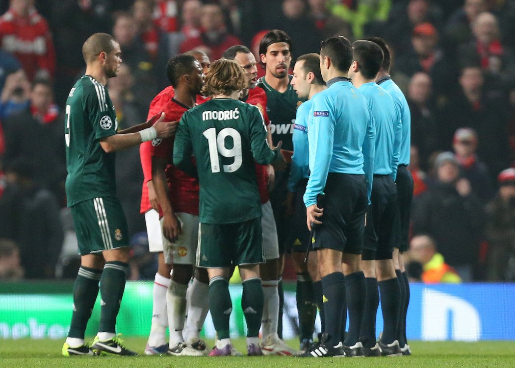 Nani vyfasoval za svůj karatistický kop červenou kartu a musel z placu. Protesty hráčů United byly marné. Real Madrid pak vyhrál na Old Trafford 2:1