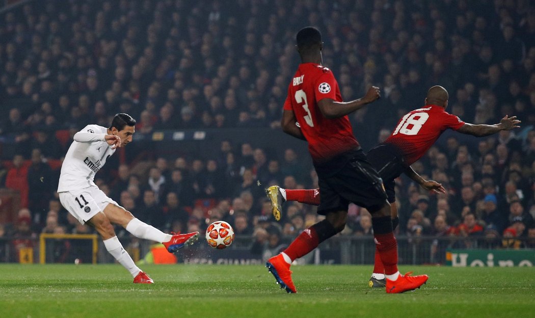 Ángel Di María z Paris Saint-Germain střílí na branku Manchesteru United v osmifinále Ligy mistrů