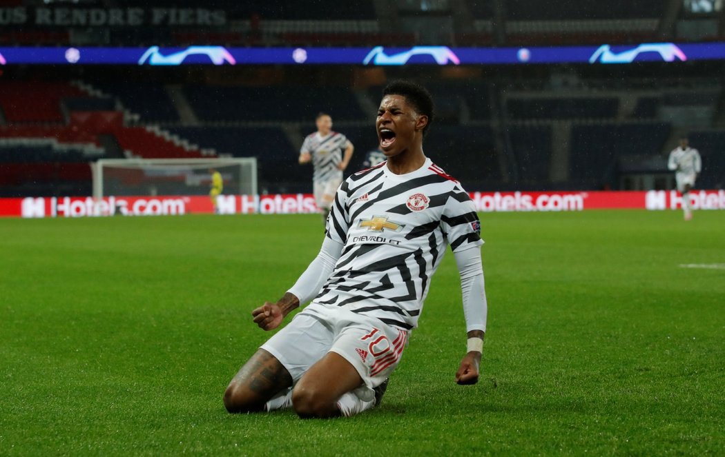 Marcus Rashford z Manchesteru United slaví branku proti PSG v utkání Ligy mistrů