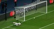 Romelu Lukaku posílá míč do sítě PSG