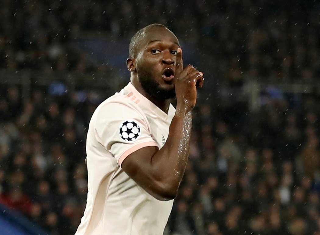 Útočník Manchesteru United Romelu Lukaku slaví bleskovou trefu do sítě PSG