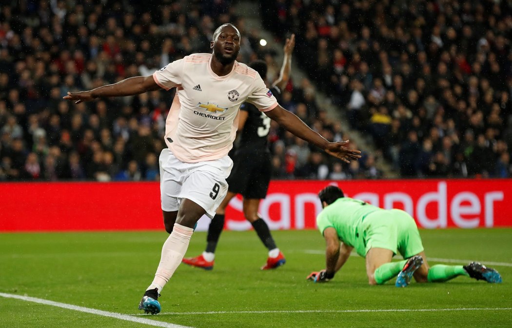 Kanonýr Manchesteru United Romelu Lukaku během prvního poločasu duelu s PSG vstřelil dvě branky