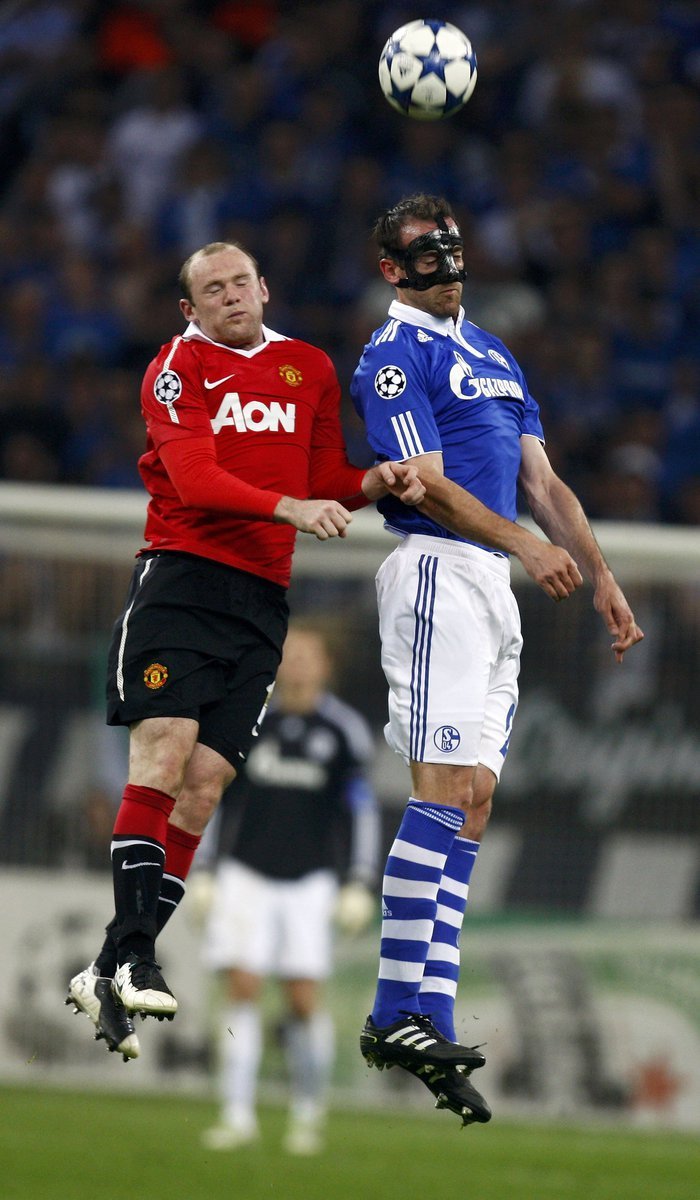 Wayne Rooney v hlavičkovém souboji se stoperem Metzelderem