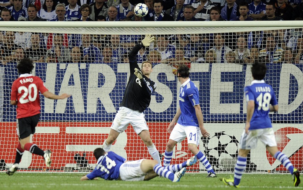 Exgólman Schalke Manuel Neuer v plrním poločase zlikvidoval několik tutovek Manchesteru