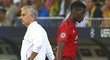 Záložník Manchesteru United Paul Pogba s trenérem Mourinhem ve chvíli, kdy byl vystřídaný v utkání s Young Boys Bern