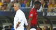 Záložník Manchesteru United Paul Pogba s trenérem Mourinhem ve chvíli, kdy byl vystřídaný v utkání s Young Boys Bern