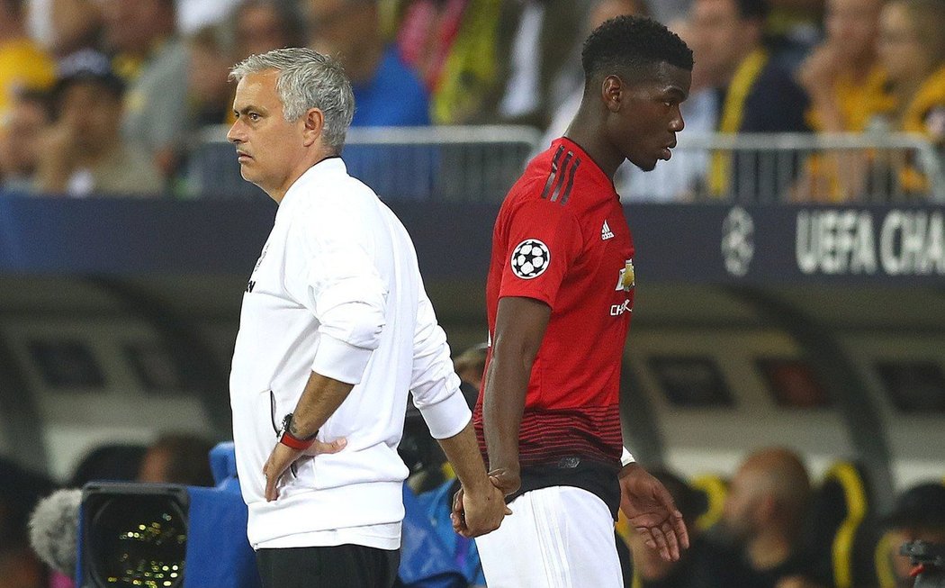 Záložník Manchesteru United Paul Pogba s trenérem Mourinhem ve chvíli, kdy byl vystřídaný v utkání s Young Boys Bern