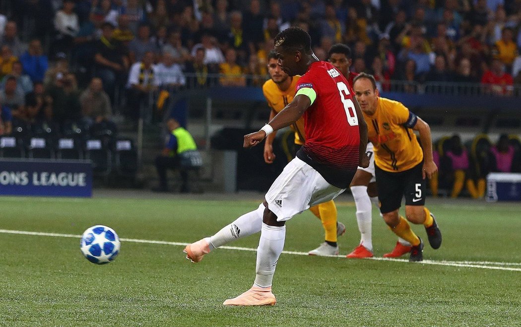 Záložník Manchesteru United Paul Pogba proměnil v zápase s Young Boys Bern penaltu