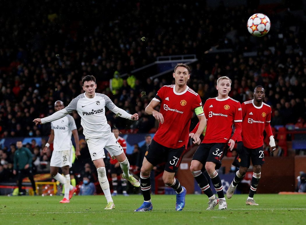 Fabian Rieder těsně po střele, kterou na hřišti United srovnal na 1:1