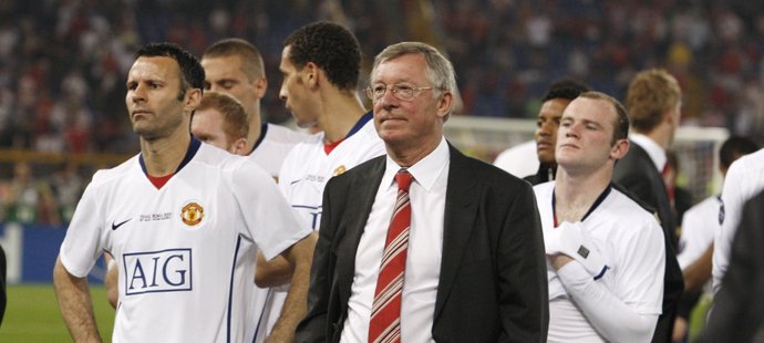 Kouč Alex Ferguson před svými zklamanými hráči.