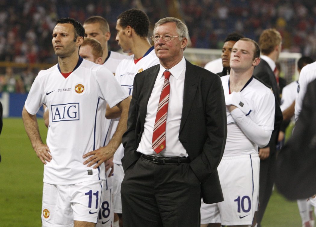 Kouč Alex Ferguson před svými zklamanými hráči.