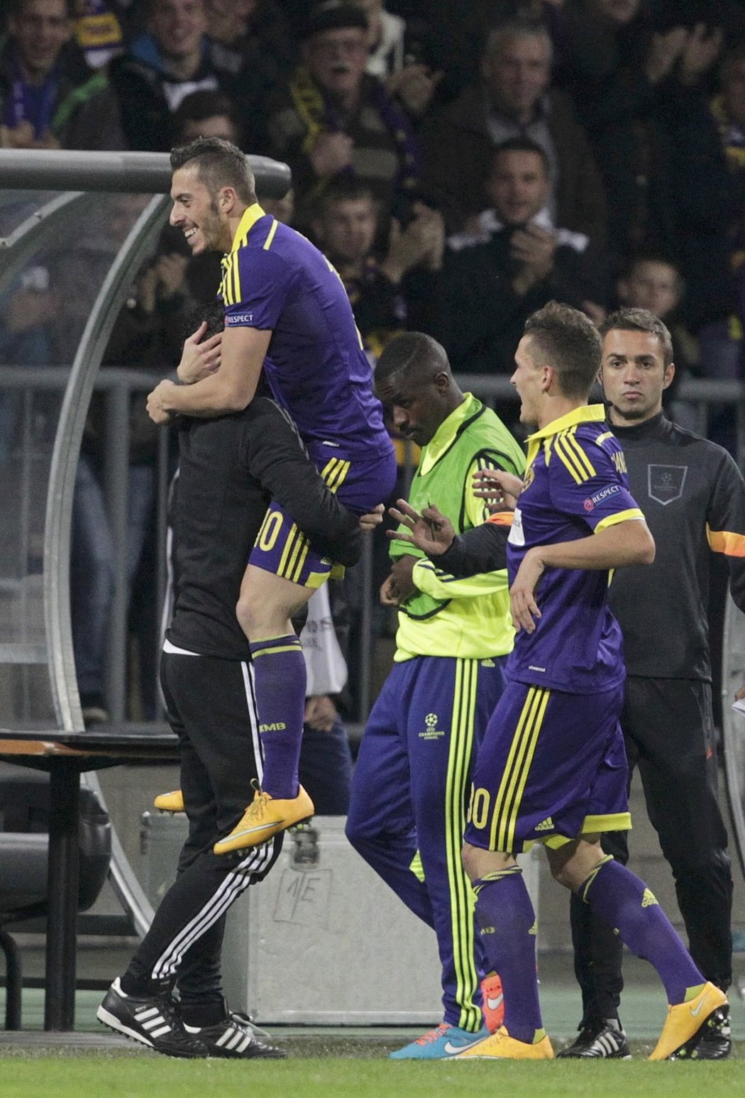 Agim Ibraimi se raduje s koučem Mariboru ze svého gólu do sítě Chelsea