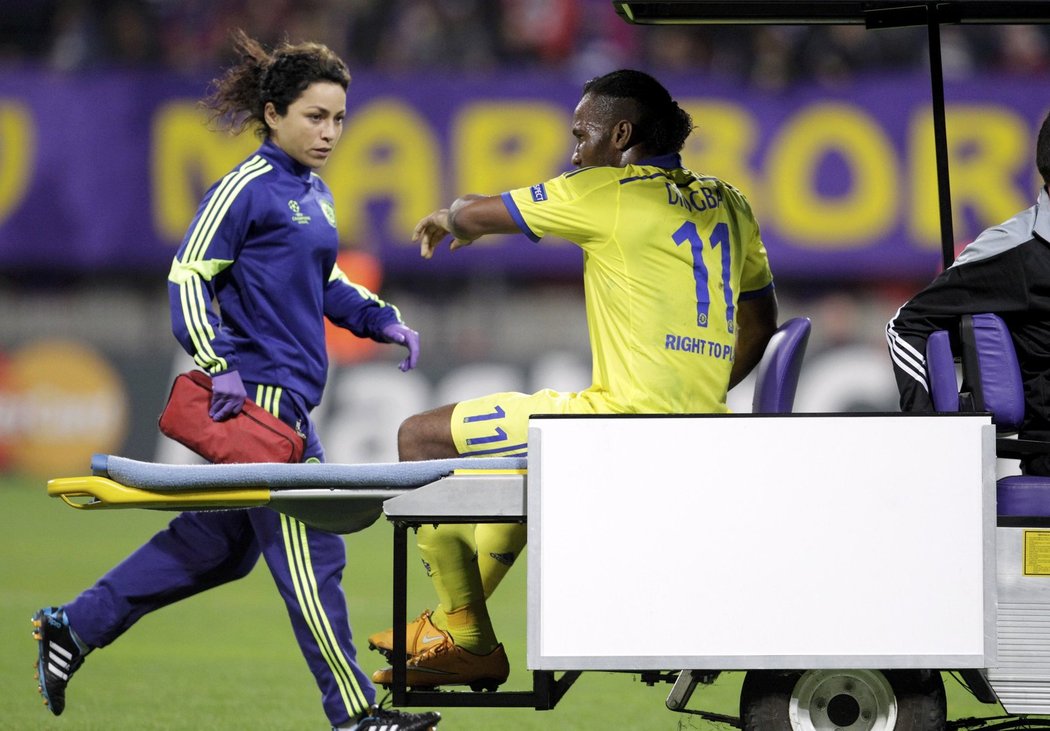 Didier Drogba dočasně opouští hřiště v Mariboru pod dohledem týmové lékařky