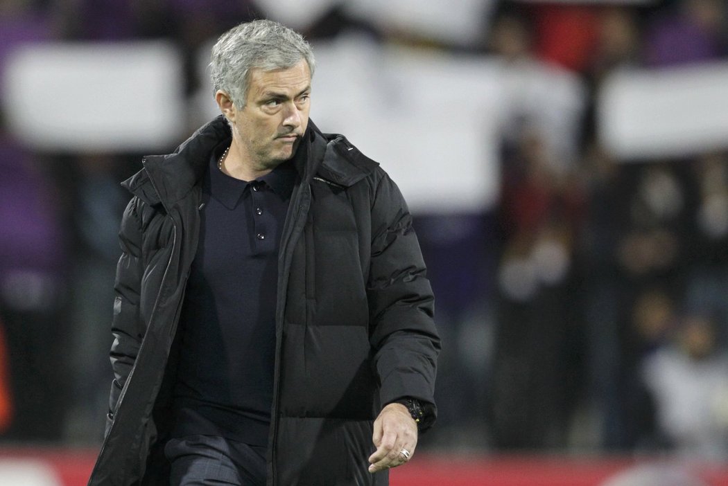 Kouč Chelsea José Mourinho sleduje dění na hřišti v Mariboru