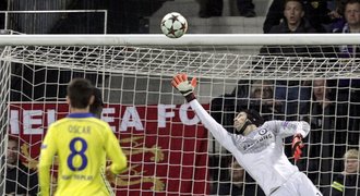 Čech přihlížel trápení Chelsea: Dvakrát měl štěstí, gól chytit nemohl