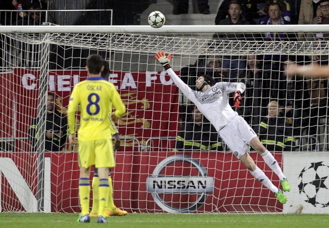 Petr Čech v brance Chelsea se marně natahuje za střelou Agima Ibraimiho z Mariboru