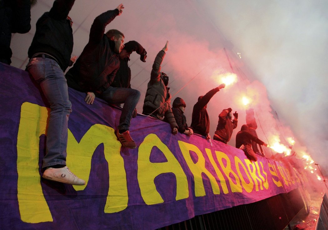 Fanoušci Mariboru spustili v zápase proti Schalke ohňovou show