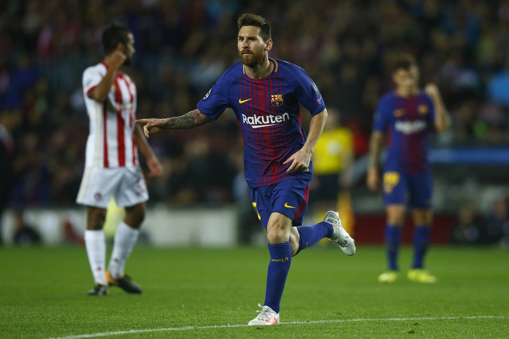 Lionel Messi se raduje z gólu do sítě Olympiakosu.