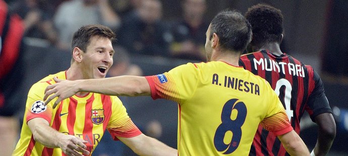 Lionel Messi slaví s Andrésem Iniestou vyrovnávací branku na 1:1 v zápase Ligy mistrů proti AC Milán