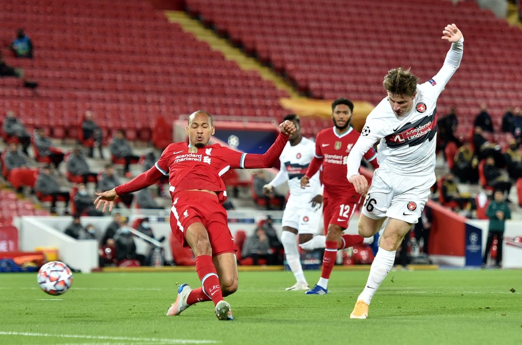 Midtjyllandský Anders Dreyer zakončuje akci svého týmu v utkání Ligy mistrů na hřišti Liverpoolu