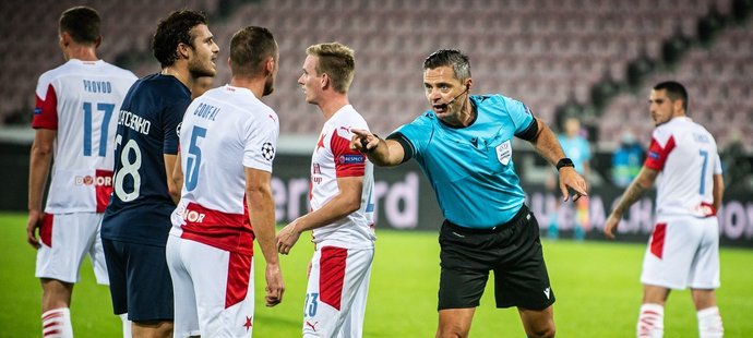 Sudí Damir Skomina uklidňuje Vladimíra Coufala v odvetě play off o Ligu mistrů proti Midtjyllandu