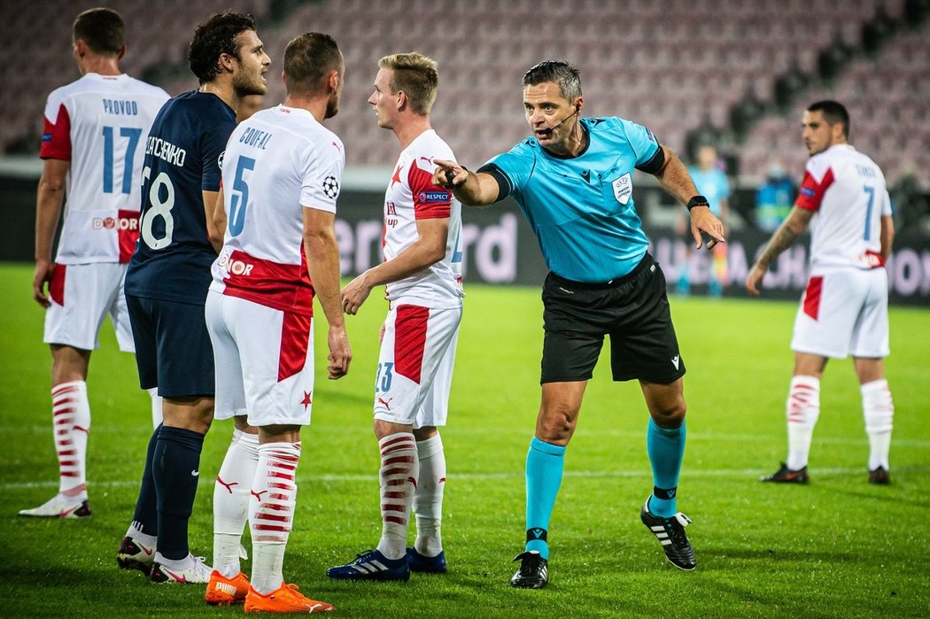 Sudí Damir Skomina uklidňuje Vladimíra Coufala v odvetě play off o Ligu mistrů proti Midtjyllandu