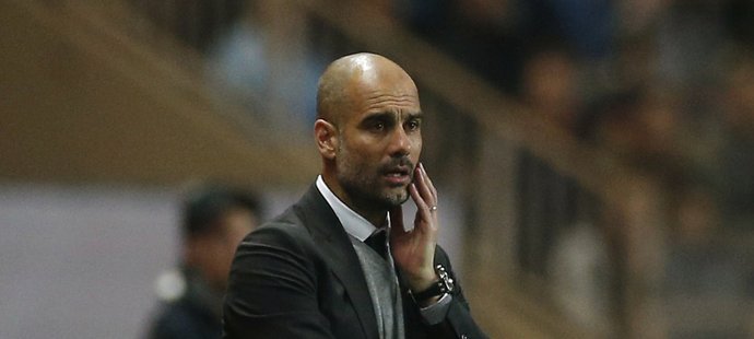 Kouč Pep Guardiola jako kdyby si nevěděl rady