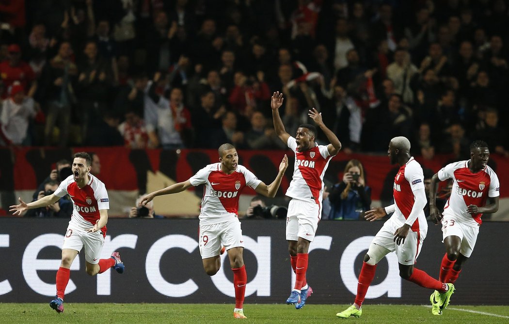 Hráči Monaka slaví trefu do sítě City