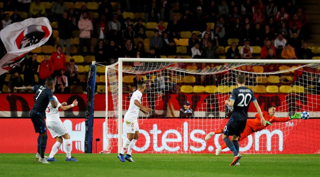 Wesley střílí třetí branku v utkání Monako - Bruggy. Brankář Diego Benaglio se natahoval marně