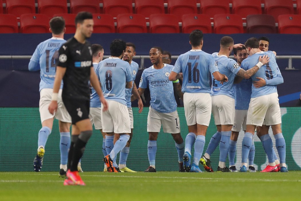 Radost hráčů Manchesteru City po gólu Bernarda Silvy proti Mönchengladbachu v Lize mistrů