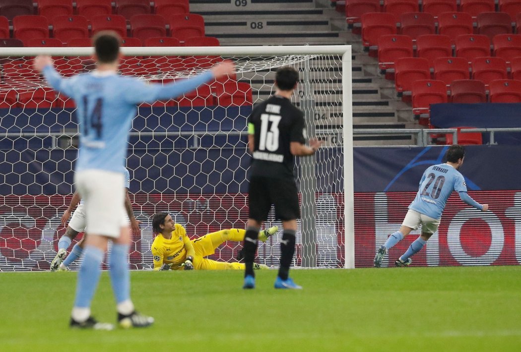 Bernardo Silva z Manchesteru City dává gól Mönchengladbachu v Lize mistrů