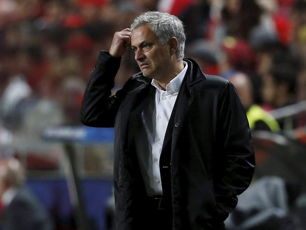 Trenér José Mourinho s Manchesterem sice porazil Benficu, příliš spokojeně však nevypadal.