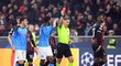 Červená karta, kterou udělil rozhodčí Kovacs Anguissovi v prvním utkání mezi Neapolí a AC Milán