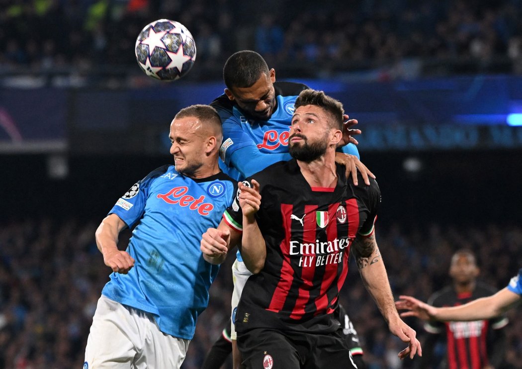 Hlavičkový souboj v duelu Neapole s AC Milán