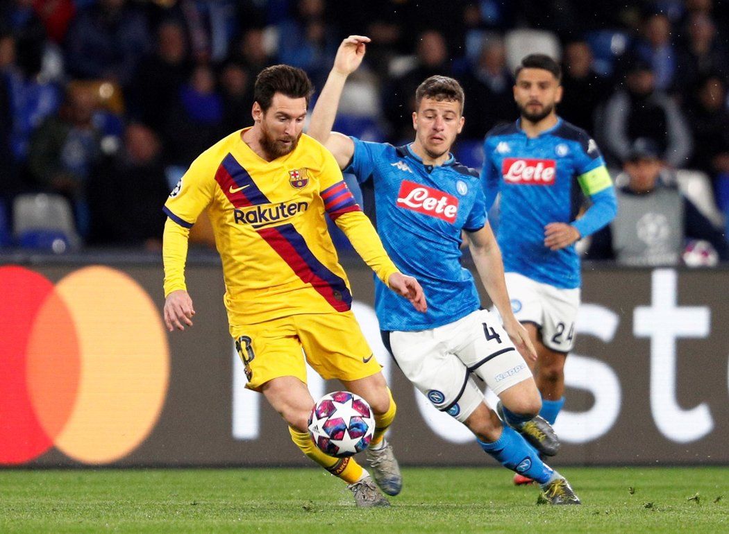 Kapitán Barcelony Lionel Messi se snaží prosadit v utkání Ligy mistrů proti Neapoli