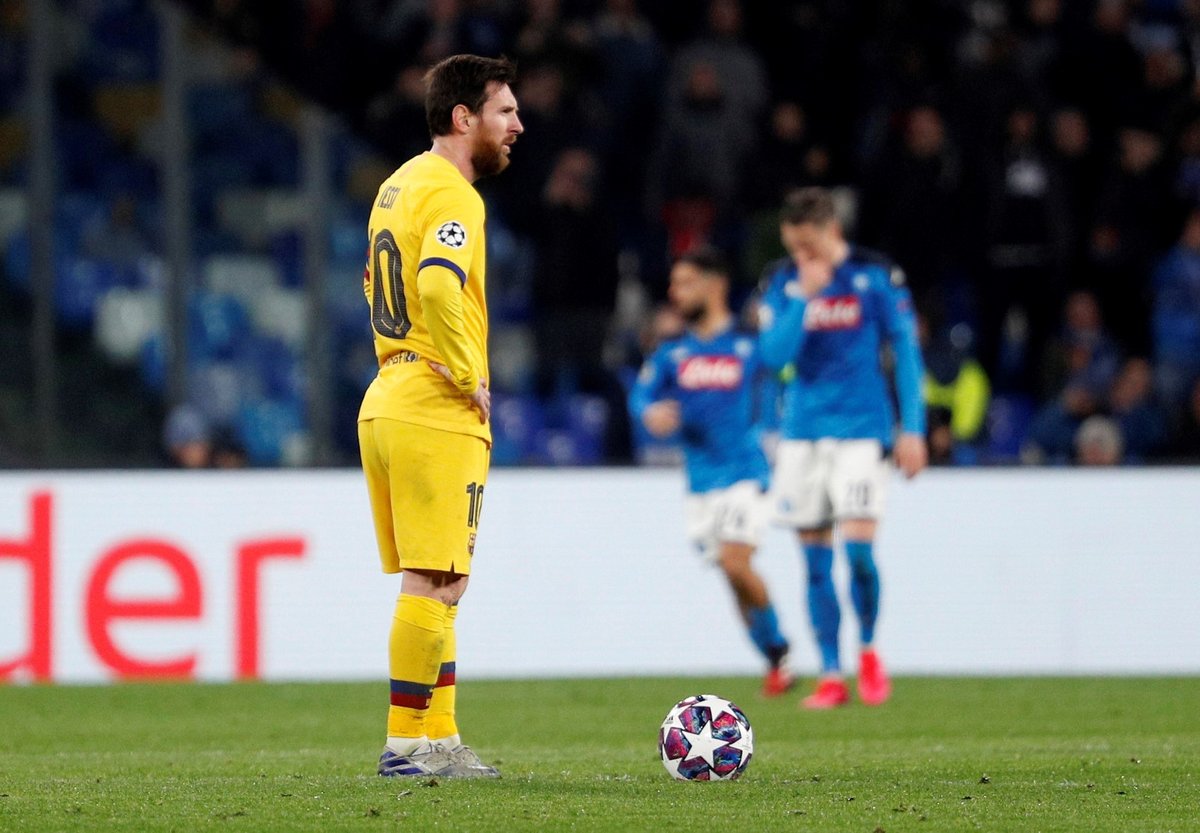 Zklamaný Lionel Messi poté, co Barcelona dostala gól od Neapole